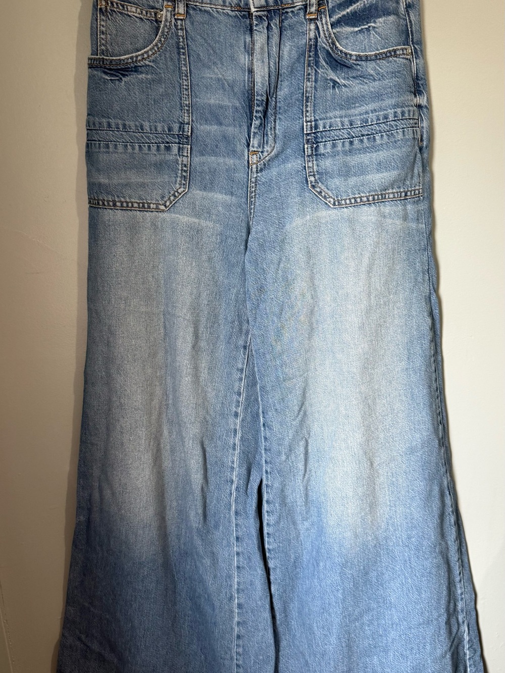 Pilcro The Jane High-Rise Wide-Leg Jeans
6/28 - Picture 3 of 11